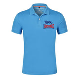 Polo Lonsdale bleu ciel, logo bicolore bleu et rouge