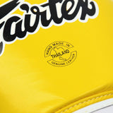 Gants de boxe Fairtex jaune, détail du logo Fairtex