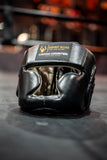 Casque de boxe personnalisé en cuir noir au logo Cross Counter Boxing Gym, marquage doré sur écusson cousu