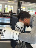 Champion suisse poids lourd à l'entraînement avec les gants de sparring Esprit Boxe blancs