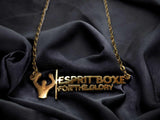 Plaque horizontale du collier Esprit Boxe posée à plat, lettres découpées et poli miroir