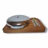 Gong de ring de boxe 18 cm chromé et son marteau doré rangé sur le socle, vue de trois quarts