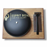 Gong de ring de boxe 25 cm noir mat logo doré sur socle en bois clair, maillet à manche noir, vue de dessus