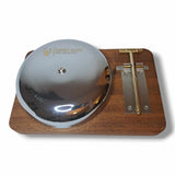 Gong de ring de boxe 18 cm chromé sur socle en bois massif, marteau à poignée dorée, vue de dessus