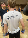 T-shirt de boxe Esprit Boxe blanc en polyester technique, grand logo noir dans le dos, porté à l'entraînement en salle