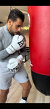 Champion suisse poids lourd s'entraîne avec les gants de sparring Esprit Boxe blancs