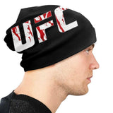 Bonnet UFC noir porté par un homme, sigle blanc et rouge sur le flanc