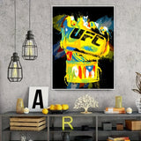 Tableau gant de MMA a doigts decouverts peint en jaune sur fond noir, affiche dans un salon