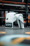 Gants de boxe personnalisés blancs à lacets, étiquette Esprit Boxe cousue