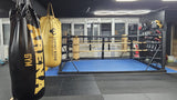 Ring de boxe autoportant noir et or, cordes tendues sur cadre acier