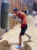 Boxeur de la team Esprit Boxe à l'entraînement avec les gants de sparring blancs