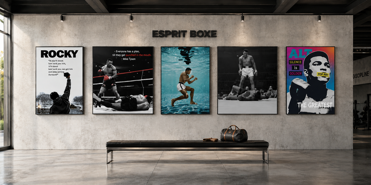 Collection tableaux de boxe Esprit Boxe : cinq toiles encadrees sur un mur de beton, affiche Rocky, citation Mike Tyson, Mohamed Ali sous l'eau, Ali debout au-dessus de Liston et portrait pop art The Greatest