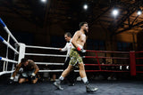 Gants de boxe pro Esprit Boxe à lacets portés en combat professionnel sur un ring suisse