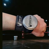 Bracelet cutman Esprit Boxe porté au poignet, boîte à vaseline inox fermée par son couvercle
