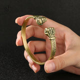 Bracelet boxe double poings, finition dorée, manchettes ciselées des deux poings