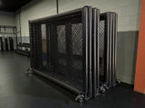 Cage MMA pliée le long d'un mur : gain de place