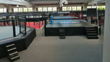 Ring de boxe sur podium dans une salle de sport
