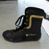 Bottes de boxe noir et or à œillets dorés, vue de profil