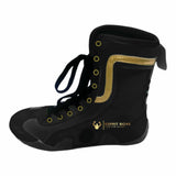 Botte de boxe noir et or à lacets, fond blanc
