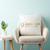 Housse de coussin boxe à logo doré posée sur un canapé