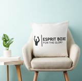 Housse de coussin boxe à logo noir posée sur un fauteuil