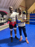 Entraînement intense avec les gants Esprit Boxe noir et or
