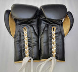 Gants de boxe Canelo Álvarez noir et or, vue du laçage blanc et du liseré doré