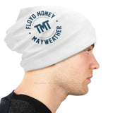 Bonnet Floyd Mayweather blanc porté par un homme, marquage bleu marine sur le flanc