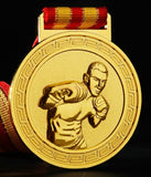 Médaille de boxe finition or, relief d’un boxeur, ruban rouge et or