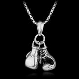 Pendentif paire de gants de boxe argenté, patine sombre dans les creux du laçage