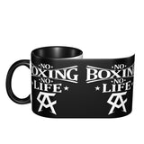 Mug No Boxing No Life, détail du bloc de lettrage et du monogramme CA