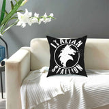 Housse de coussin Italian Stallion posée sur un canapé clair