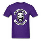 T-shirt Conor McGregor écusson The Notorious, patch noir et blanc porté