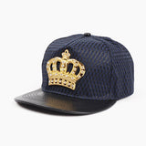 Casquette bleu marine à couronne dorée en applique et visière effet cuir