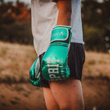 Boxeur en entraînement (training camp) avec les gants de sparring Esprit Boxe vert métallique