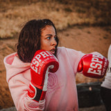 Boxeur en entraînement (training camp) avec les gants de sparring Esprit Boxe rouges