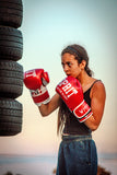 Boxeur en entraînement (training camp) avec les gants de sparring Esprit Boxe rouges