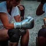 Boxeur en entraînement (training camp) avec les gants de sparring Esprit Boxe argent