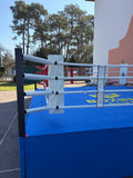 Montage d'un ring de boxe de compétition, pose des cordes