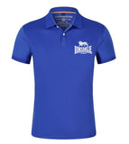 Polo Lonsdale London bleu roi, lion et lettrage blancs sur la poitrine