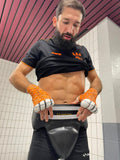 Boxeur ajustant la ceinture de sa coquille de boxe pro Esprit Boxe avant le sparring