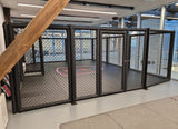 Panneau de cage MMA avec porte dans club de fitness