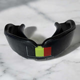 Protège-dents de boxe Belgique noir avec drapeau noir jaune rouge