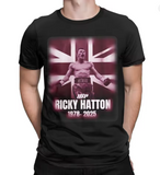 T-shirt hommage Ricky Hatton : le boxeur bras écartés ceinture à la taille, sur fond d'Union Jack, RICKY HATTON 1978-2025