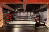 Ring de boxe au sol fixe installé dans un club de boxe