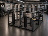 Ring de boxe multifonction installé au centre d'une salle de sport