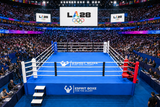 Ring de boxe olympique bleu Esprit Boxe, 4 cordes, podium et jupe, en salle de gala