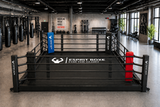 Ring de boxe pliable au milieu d'une salle de grande salle de boxe
