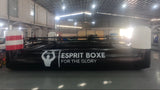 Ring de boxe gonflable noir marqué Esprit Boxe, coins rouge et bleu