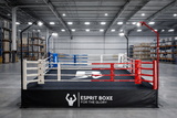 Ring de boxe de compétition avec éclairage candélabre, vue d'ensemble
